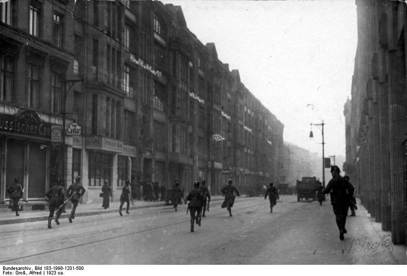 1920s Berlin: 50+ Historical Photos Showing Everyday Life In Berlin After World War I