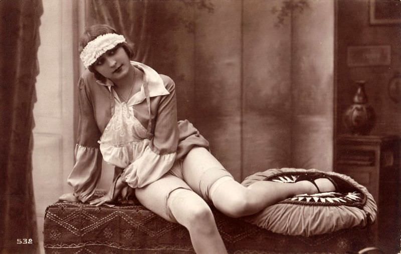 Vintage Sensual Maids: 50+ Provocative Photos Of Naughty Flappers From The 1920s