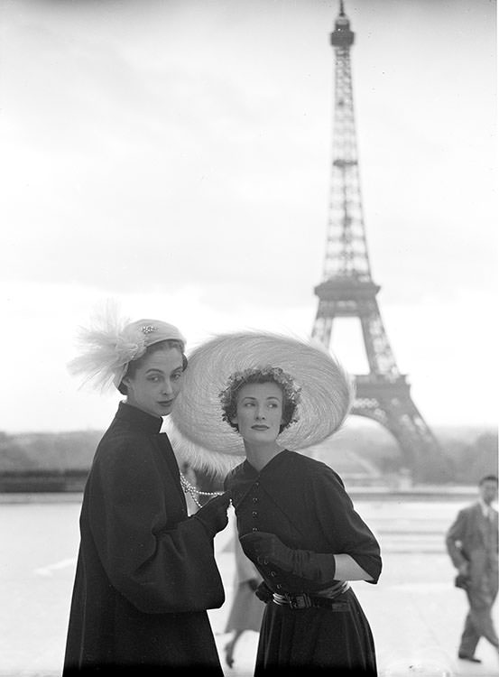Wenda Parkinson and an unknown fashion model in Paris, 1952
