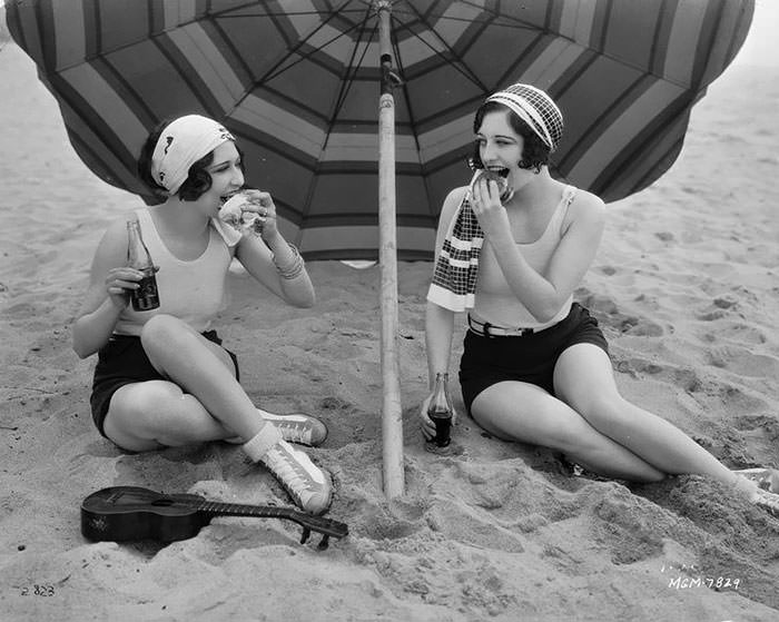 American actresses Joan Crawford and Dorothy Sebastian enjoys a picnic on the beach, 1927
