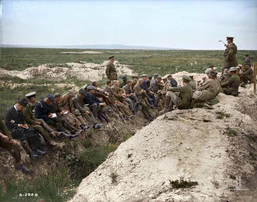 Gen Currie telling now vimy ridge was taken Visit of Canadian journalists to the front, July 1918