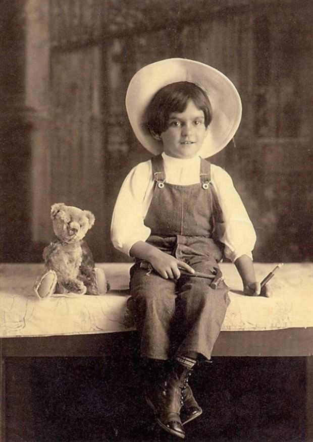 Frida Kahlo at age of six, 1913