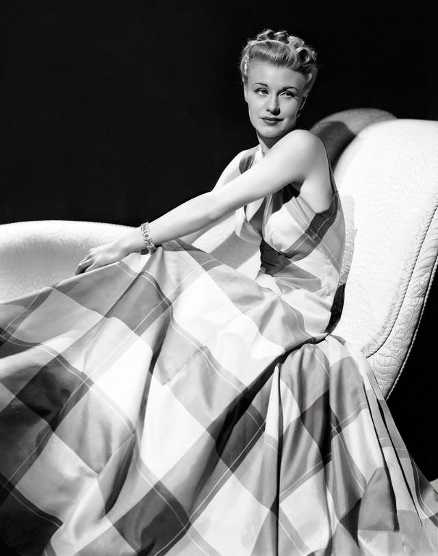 Timeless Beauty: 50+ Glamorous Photos Of Ginger Rogers In The 1930s