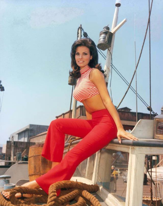 The Timeless Beauty of Young Raquel Welch: A Journey Through Her Early Years