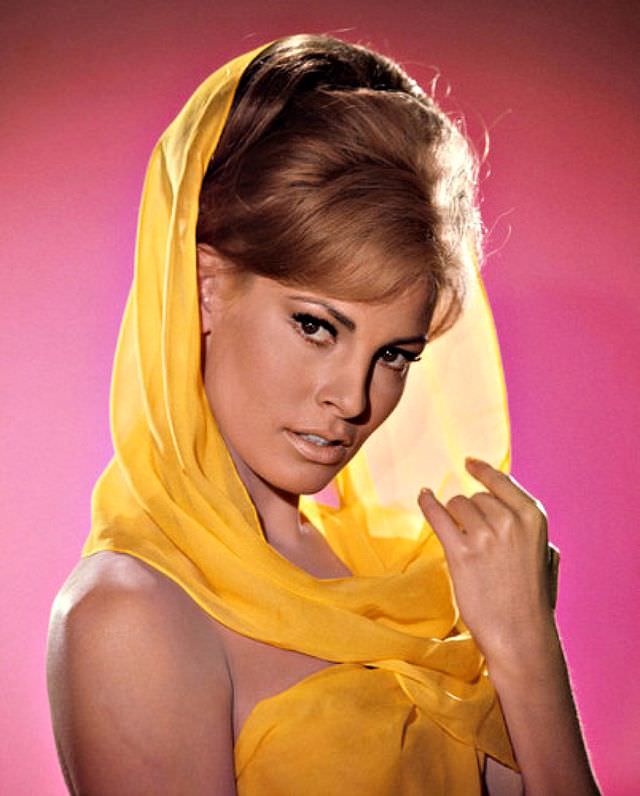 The Timeless Beauty of Young Raquel Welch: A Journey Through Her Early Years