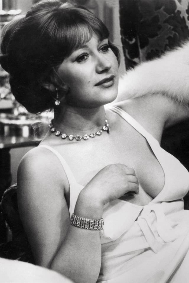 50+ Glamorous Photos Of Young Helen Mirren From 1960s & 1970s