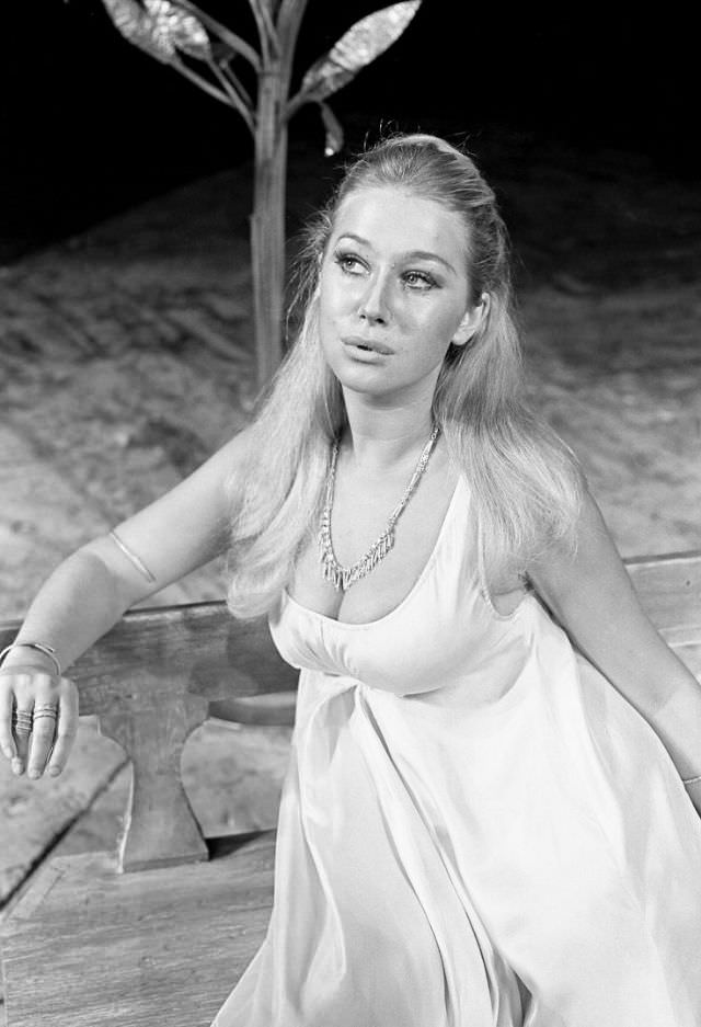 50+ Glamorous Photos Of Young Helen Mirren From 1960s & 1970s