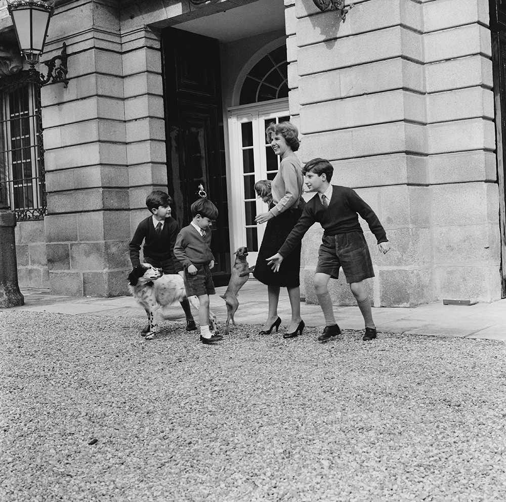 The Duchess of Alba with her children with dogs