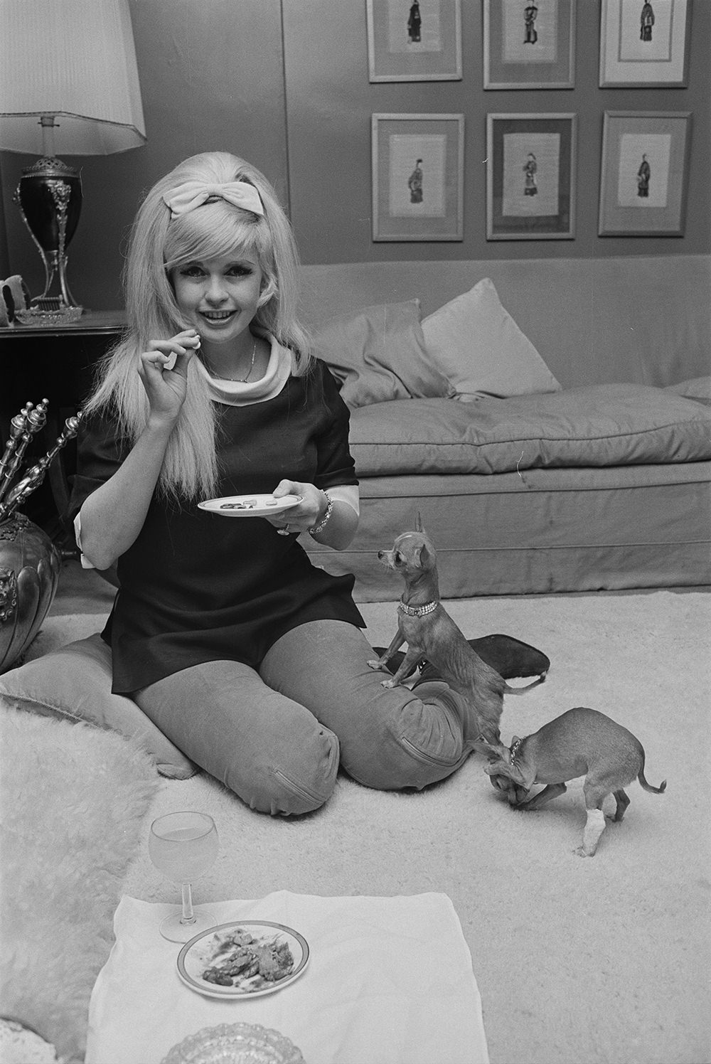 Jayne Mansfield with puppies