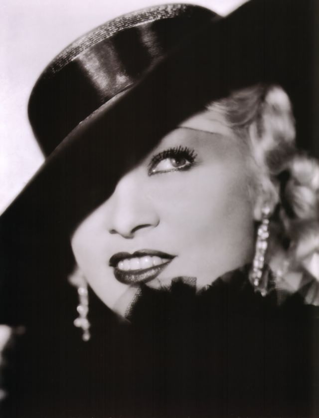 Ultimate Sex Symbols Of Classic Hollywood: 50+ Gorgeous Photos of Mae West From the 1930s