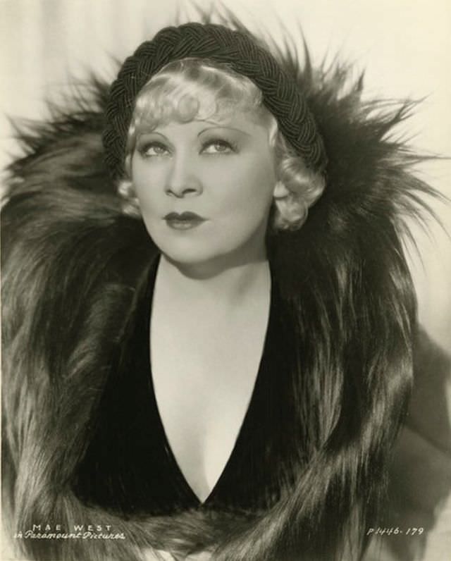 Ultimate Sex Symbols Of Classic Hollywood: 50+ Gorgeous Photos of Mae West From the 1930s