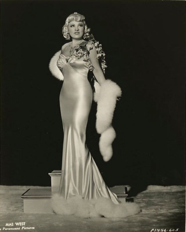 Ultimate Sex Symbols Of Classic Hollywood: 50+ Gorgeous Photos of Mae West From the 1930s