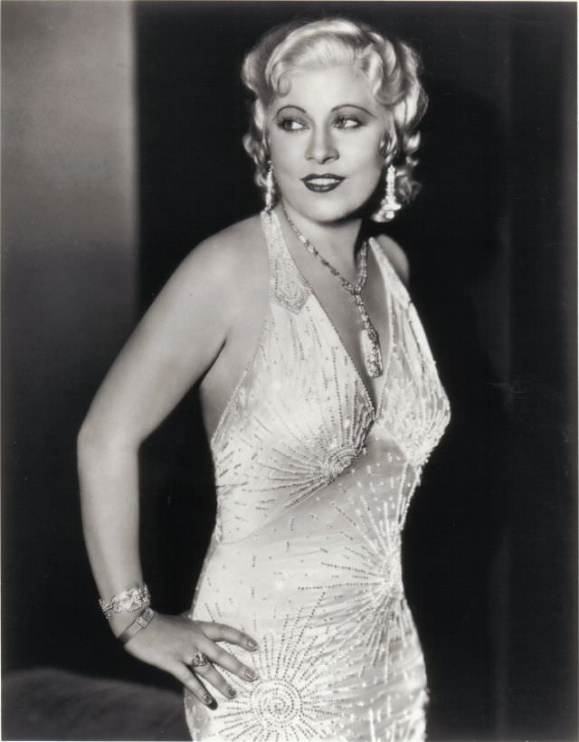 Ultimate Sex Symbols Of Classic Hollywood: 50+ Gorgeous Photos of Mae West From the 1930s