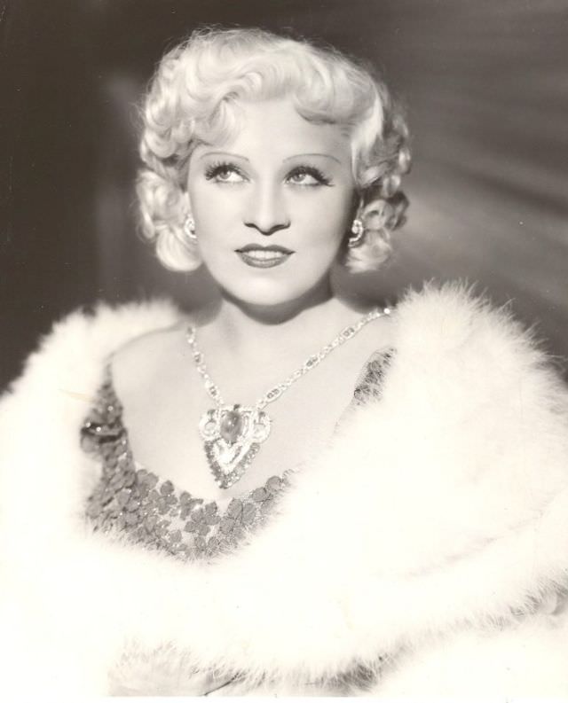 Ultimate Sex Symbols Of Classic Hollywood: 50+ Gorgeous Photos of Mae West From the 1930s