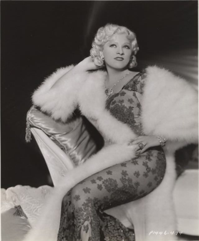 Ultimate Sex Symbols Of Classic Hollywood: 50+ Gorgeous Photos of Mae West From the 1930s