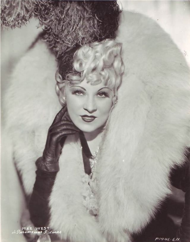 Ultimate Sex Symbols Of Classic Hollywood: 50+ Gorgeous Photos of Mae West From the 1930s