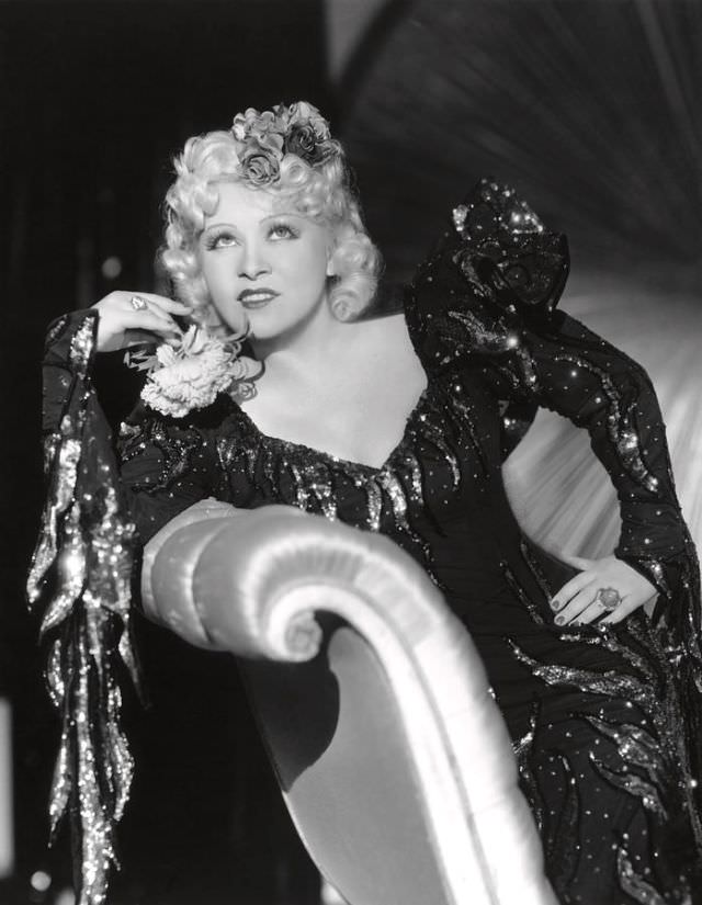 Ultimate Sex Symbols Of Classic Hollywood: 50+ Gorgeous Photos of Mae West From the 1930s