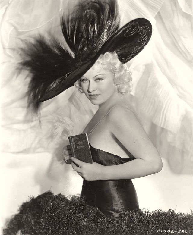 Ultimate Sex Symbols Of Classic Hollywood: 50+ Gorgeous Photos of Mae West From the 1930s