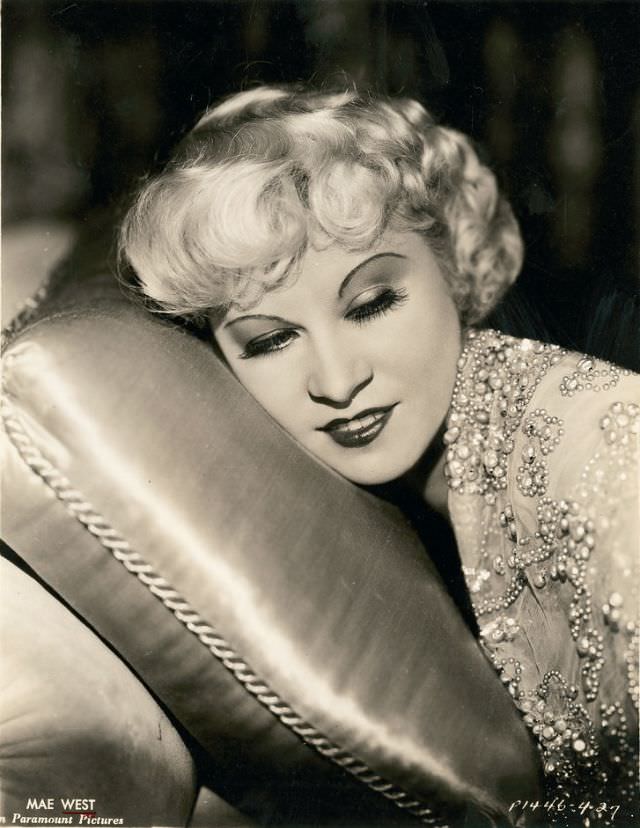 Ultimate Sex Symbols Of Classic Hollywood: 50+ Gorgeous Photos of Mae West From the 1930s