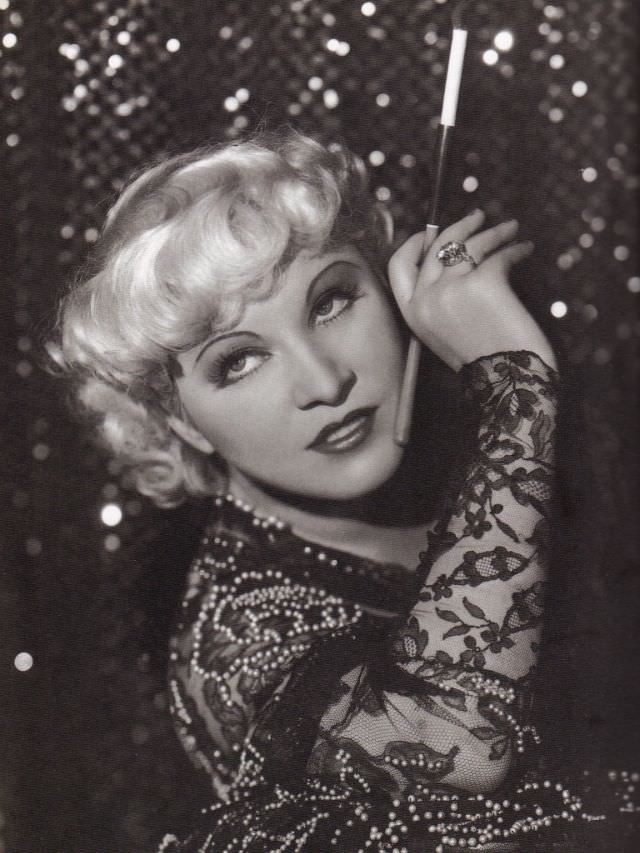 Ultimate Sex Symbols Of Classic Hollywood: 50+ Gorgeous Photos of Mae West From the 1930s