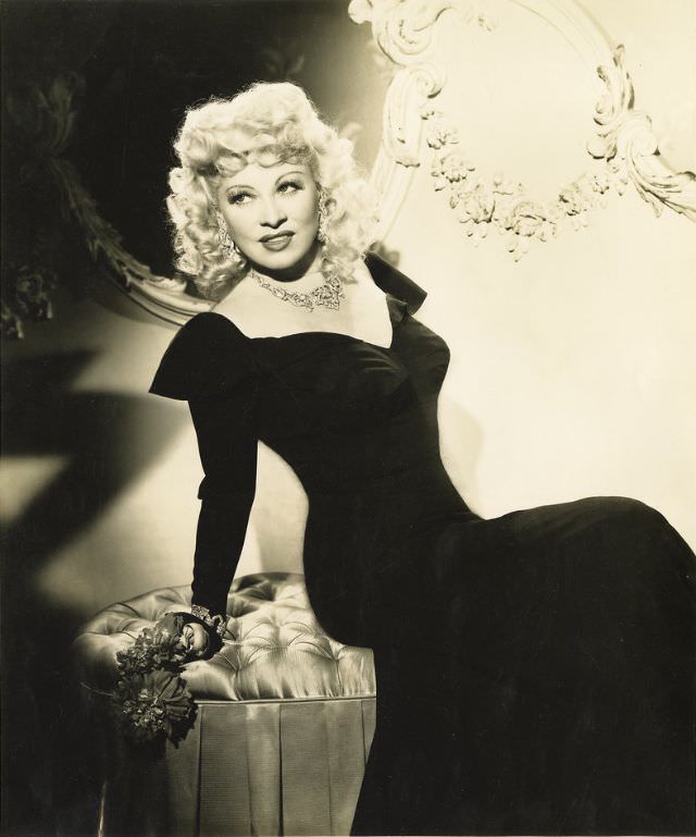 Ultimate Sex Symbols Of Classic Hollywood: 50+ Gorgeous Photos of Mae West From the 1930s