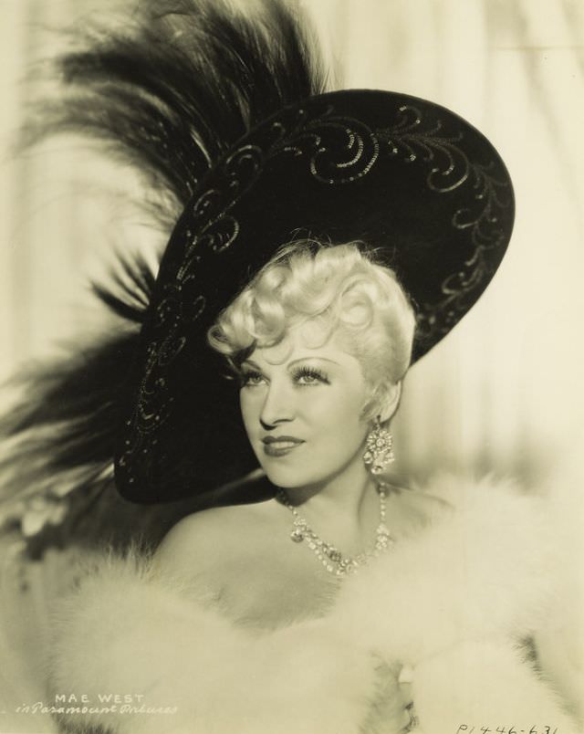 Ultimate Sex Symbols Of Classic Hollywood: 50+ Gorgeous Photos of Mae West From the 1930s