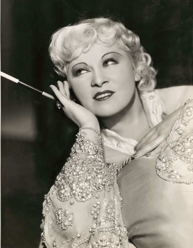 Ultimate Sex Symbols Of Classic Hollywood: 50+ Gorgeous Photos of Mae West From the 1930s