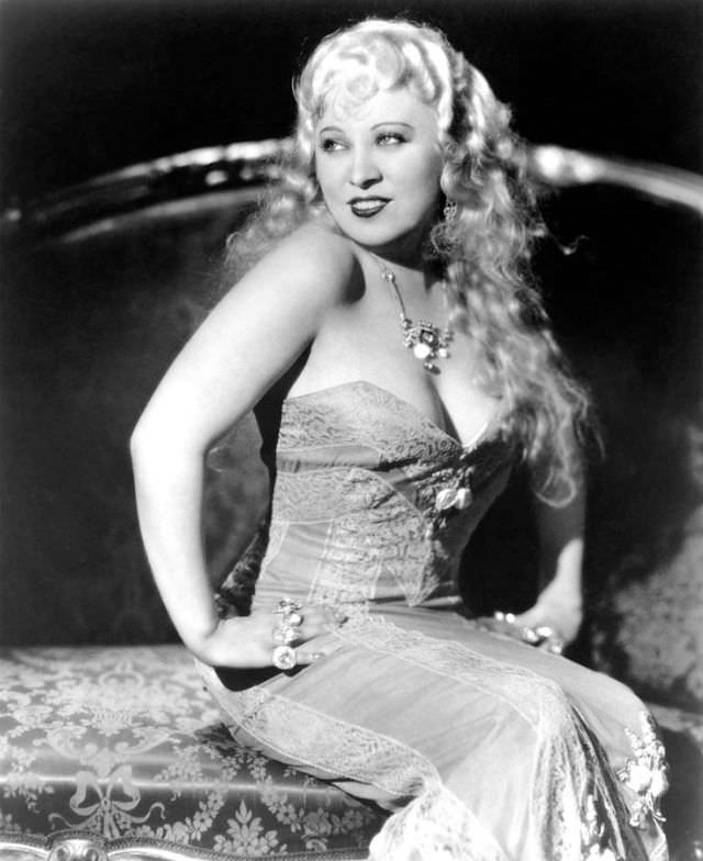 Ultimate Sex Symbols Of Classic Hollywood: 50+ Gorgeous Photos of Mae West From the 1930s