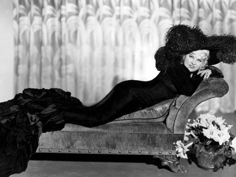 Ultimate Sex Symbols Of Classic Hollywood: 50+ Gorgeous Photos of Mae West From the 1930s