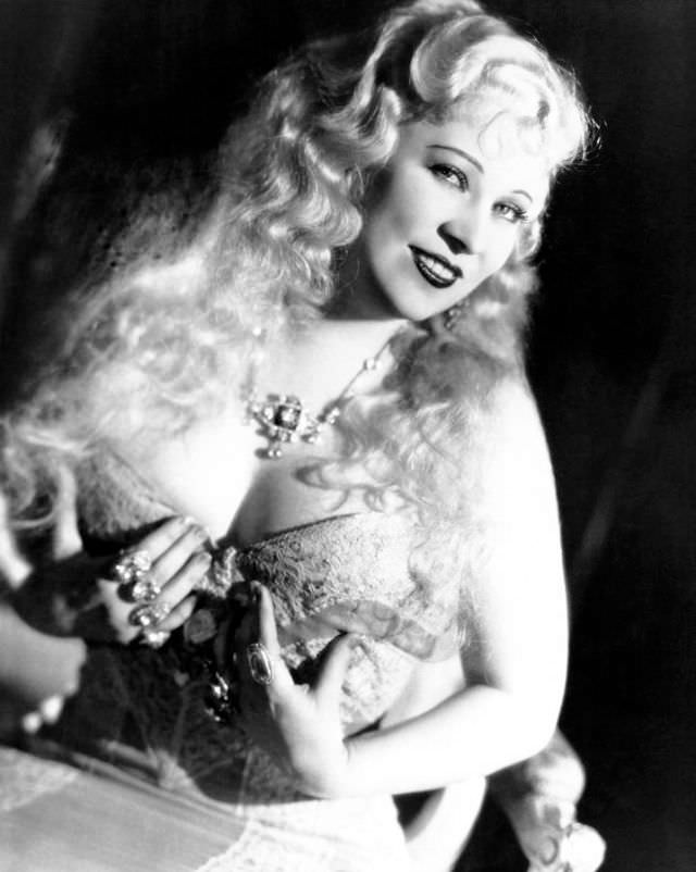 Ultimate Sex Symbols Of Classic Hollywood: 50+ Gorgeous Photos of Mae West From the 1930s