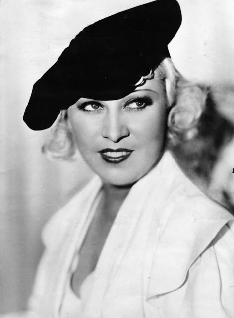 Ultimate Sex Symbols Of Classic Hollywood: 50+ Gorgeous Photos of Mae West From the 1930s