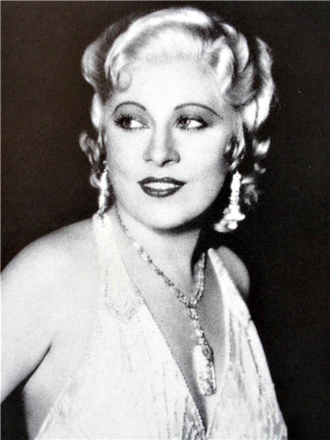 Ultimate Sex Symbols Of Classic Hollywood: 50+ Gorgeous Photos of Mae West From the 1930s