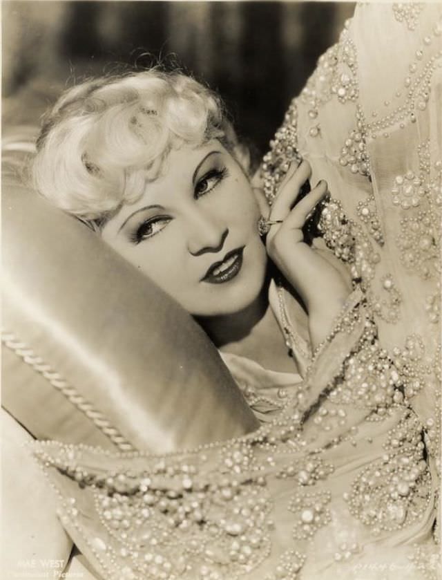 Ultimate Sex Symbols Of Classic Hollywood: 50+ Gorgeous Photos of Mae West From the 1930s