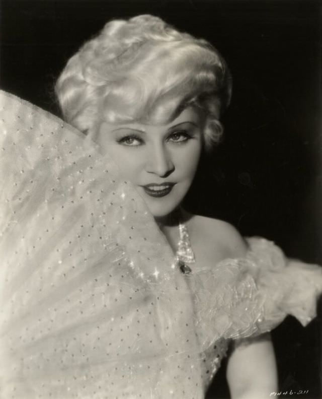 Ultimate Sex Symbols Of Classic Hollywood: 50+ Gorgeous Photos of Mae West From the 1930s