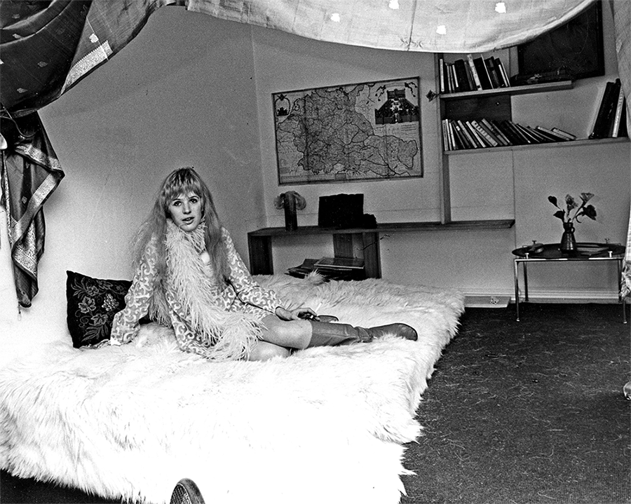 Marianne Faithfull in her flat in Lennox Gardens, London, 1967.