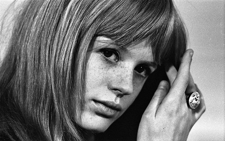 One of the most well-known portraits of Marianne Faithfull shot by John 'Hoppy' Hopkins in 1966. He was commissioned by "Melody Maker" to take a series of photos for their magazine.