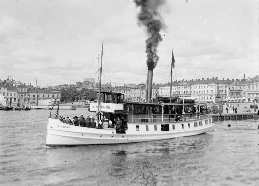 The steam ship "Östra Skärgården" outside the Market Square in Helsinki