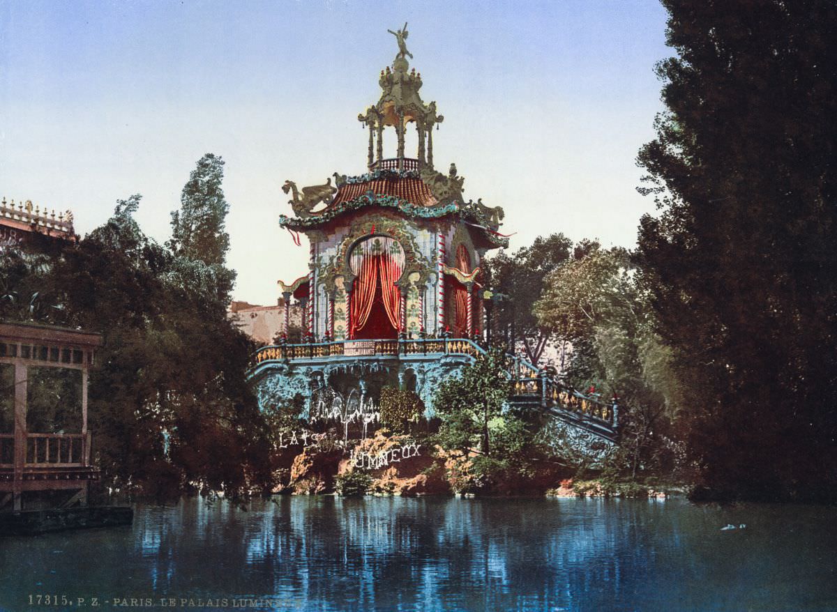 The Palace Lumineux, Exposition Universal, Paris.
