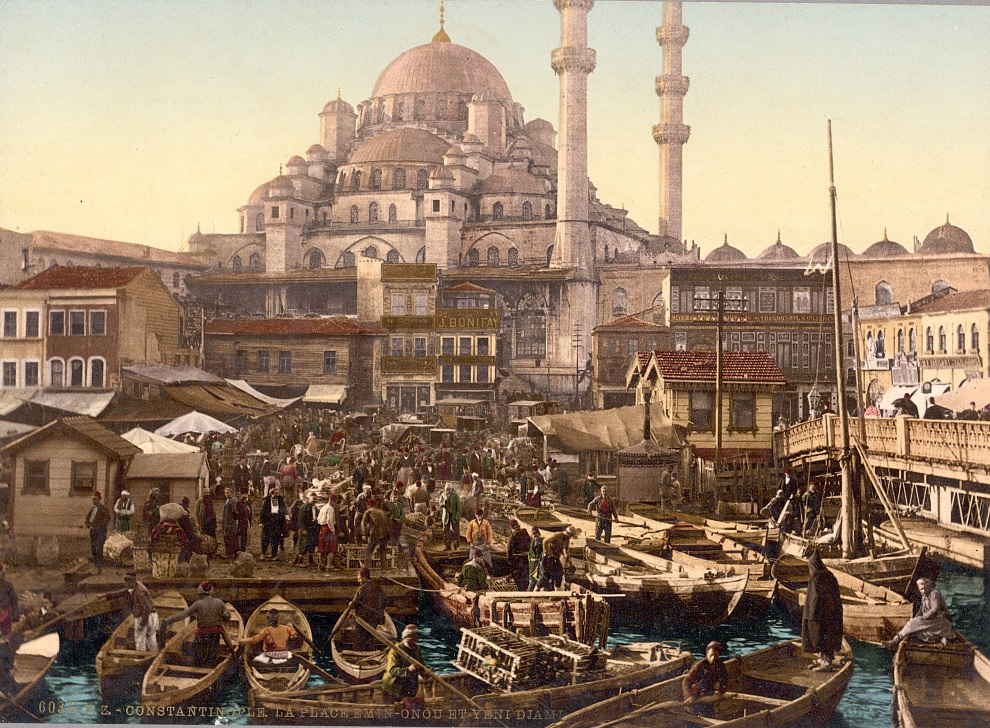 Yeni Cami mosque and Eminönü bazaar, Constantinople, Turkey