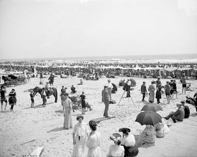 Bathing hour, Atlantic City, New Jersey, ca. 1900s