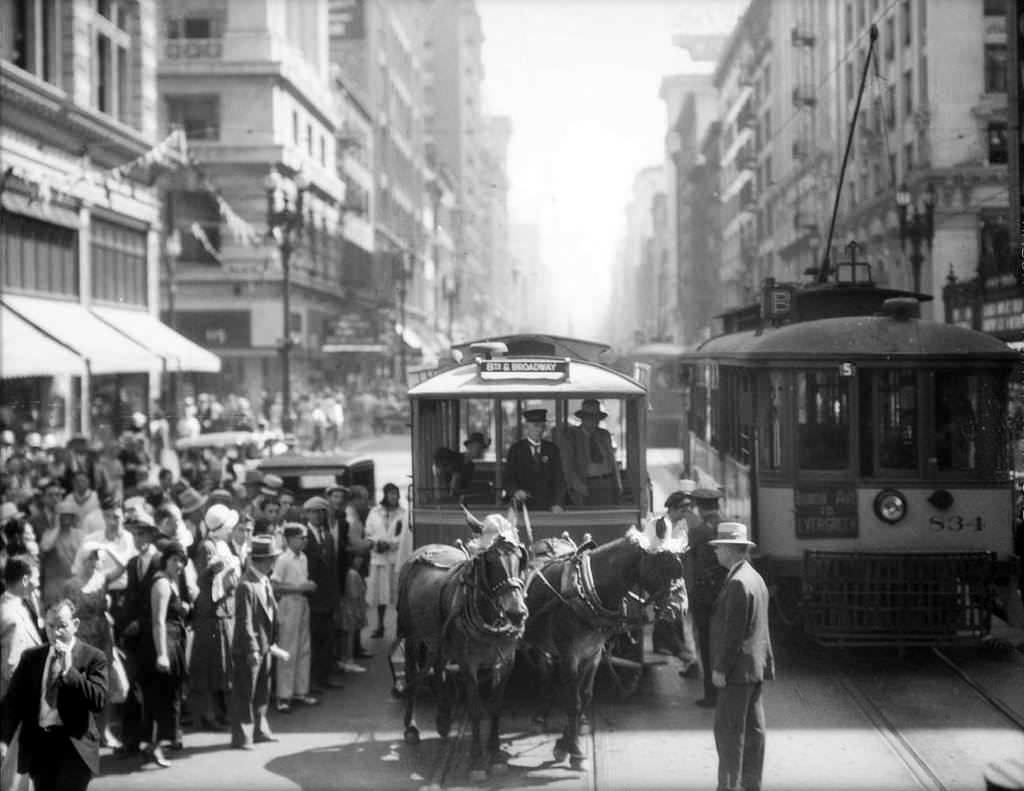 Traffic on Wilshire Boulevard, Los Angeles, 1931