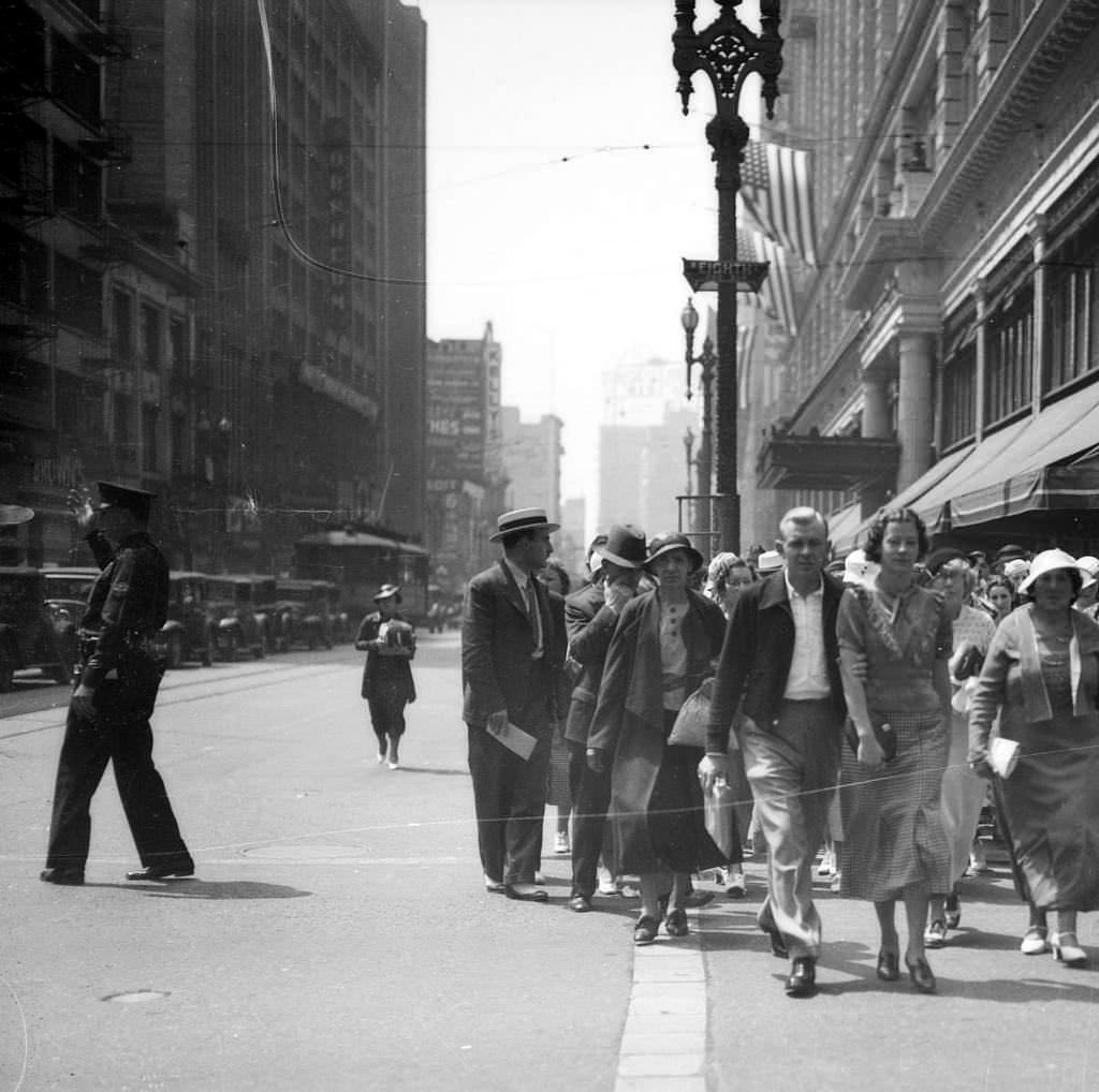 Looking south on Broadway at 8th Street, 1935