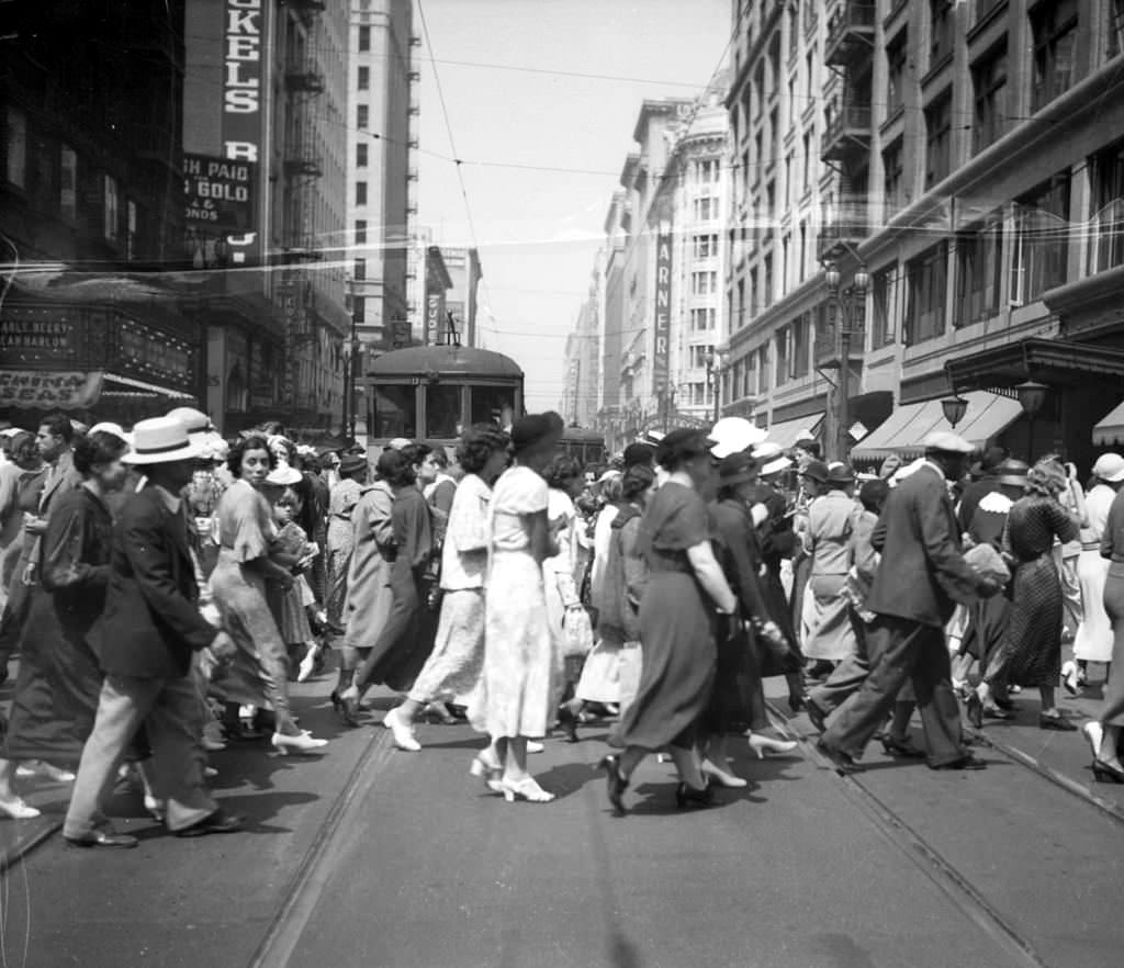 Looking west on 7th Street at Broadway, 1935