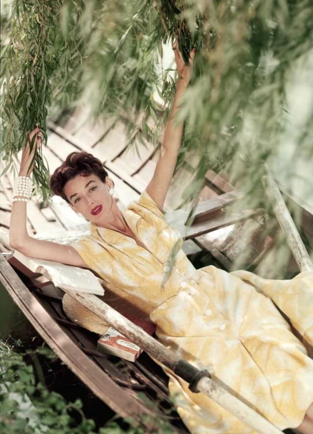 Dorian Leigh, cover of Elle, July 26, 1954