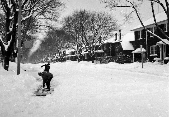 Snow shovel at work, Toronto