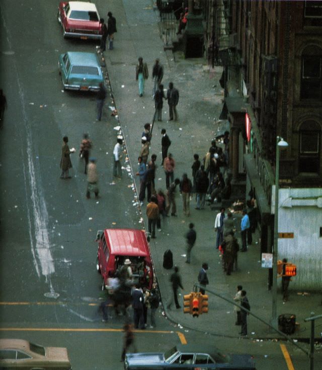Drug deals in Harlem, photographed by Bernard Herrmann, 1977