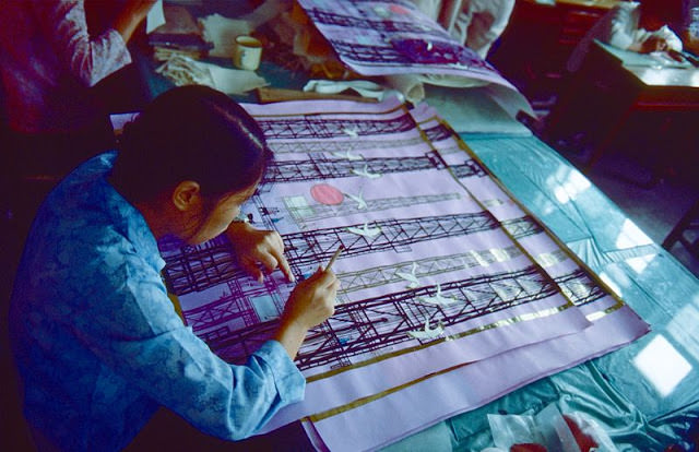 Guangdong. Dreaming of a better future at a factory producing silhouettes, Foshan