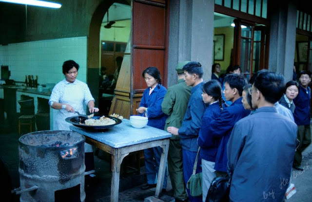 Jiangsu. Open air kitchen, Wuxi
