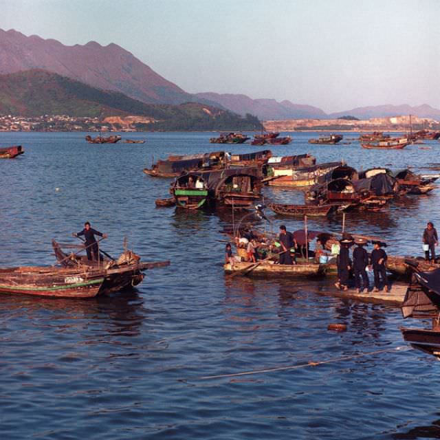 Tai Po Kau boat and people, 1974