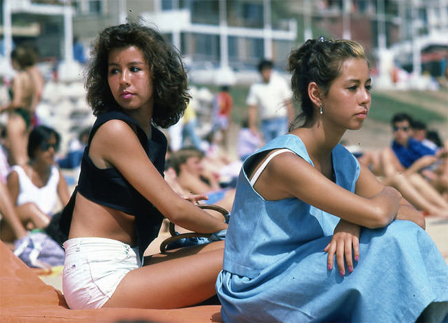 50+ Stunning Color Photos Show Life At Beaches Of Chile In The 1980s